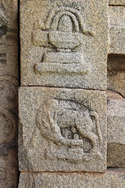 Hampi, karnataka, india - 20. Oktober 2017: steinerne Basreliefs an hinduistischen Tempeln. prasanna virupaksha Tempel ist auch als unterirdischer Shiva Tempel bekannt. — Stockfoto