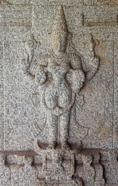 Hampi, Karnataka, India - 20 de octubre de 2017: Bajorrelieves de piedra en templos hindúes. El templo de Prasanna Virupaksha también se conoce como el templo subterráneo de Shiva . — Foto de Stock