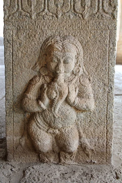 Hampi, Karnataka, Indie - 20 października 2017: Kamienne płaskorzeźby na świątynie hinduistyczne. Prasanna górnej jest również znany jako podziemną świątynię Shiva. — Zdjęcie stockowe