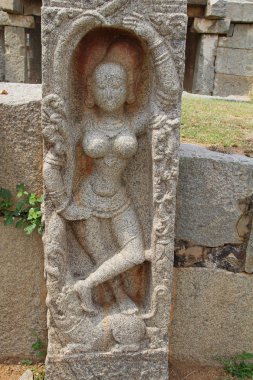 Hampi, Karnataka, Hindistan - 20 Ekim 2017: Taş bas-reliefs bir hindu Tapınağı kalıntıları üzerine Vittala Temple yakınındaki.