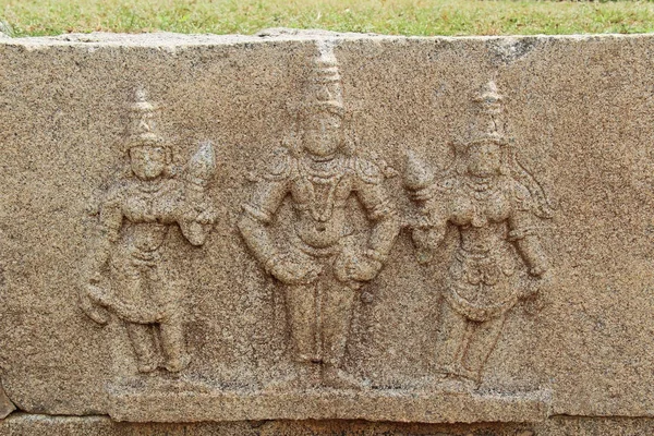 Hampi, karnataka, india - 20. Oktober 2017: steinerne Basreliefs auf den Ruinen eines hinduistischen Tempels in der Nähe des Vittala-Tempels. — Stockfoto