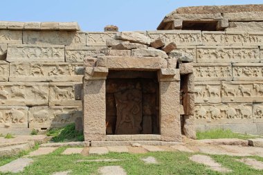 Duvar Hampi, Karnataka, Hindistan Hazara Rama tapınakta etrafında güzel bas-reliefs ile.