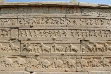 Taş bas-reliefs duvar Hampi, Karnataka, Hindistan Vittala tapınakta çevresinde.