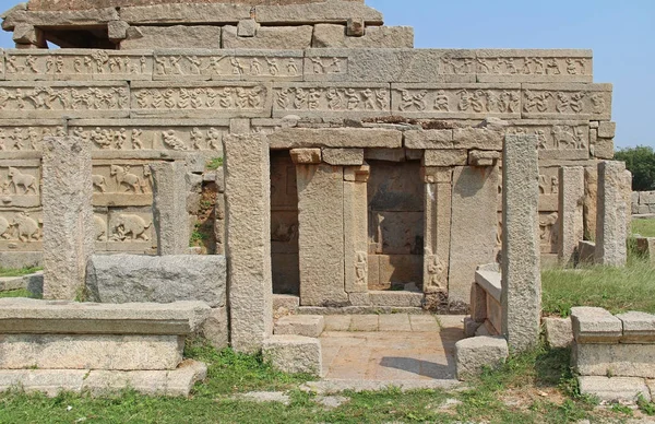 Muur met mooie bas-reliëfs rond de Hazara Rama tempel in Hampi, Karnataka, India. — Stockfoto