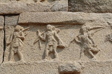 Hampi, Karnataka, Hindistan - 20 Ekim 2017: Taş bas-reliefs Vittala tapınağın çevresinde duvarlara.