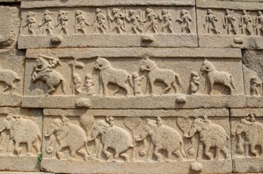 Hampi, Karnataka, Hindistan - 20 Ekim 2017: Taş bas-reliefs Vittala tapınağın çevresinde duvarlara.
