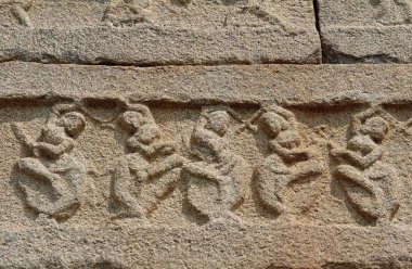 Hampi, Karnataka, Hindistan - 20 Ekim 2017: Taş bas-reliefs Vittala tapınağın çevresinde duvarlara.