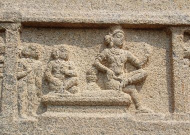 Hampi, Karnataka, Hindistan - 20 Ekim 2017: Taş bas-reliefs Vittala tapınağın çevresinde duvarlara.