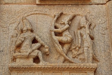 Hampi, Karnataka, Hindistan - 20 Ekim 2017: Taş bas-reliefs Vittala tapınağın çevresinde duvarlara.
