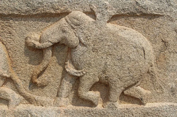 Hampi, Karnataka, India - 20 de octubre de 2017: Bajorrelieves de piedra en las paredes alrededor del Templo de Vittala . —  Fotos de Stock