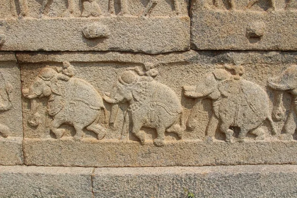 Hampi, Karnataka, India - 20 de octubre de 2017: Bajorrelieves de piedra en las paredes alrededor del Templo de Vittala . — Foto de Stock