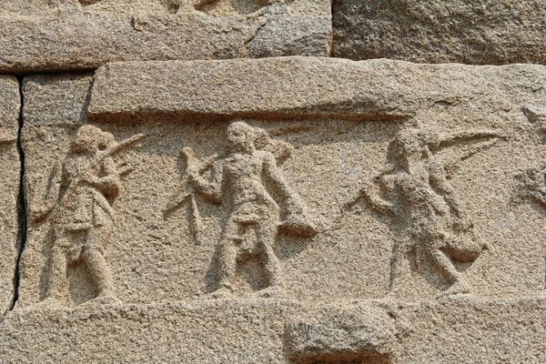 Hampi, karnataka, india - 20. Oktober 2017: steinerne Basreliefs an den Wänden rund um den Vittala-Tempel. — Stockfoto