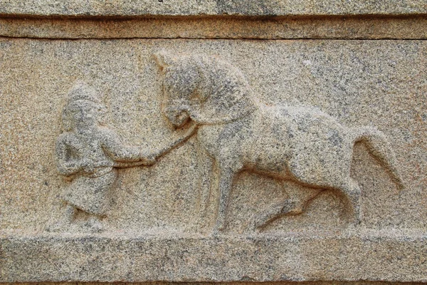 Hampi, Karnataka, Hindistan - 20 Ekim 2017: Taş bas-reliefs Vittala tapınağın çevresinde duvarlara. — Stok fotoğraf