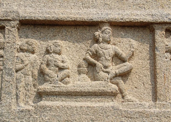 Hampi, Karnataka, India - 20 de octubre de 2017: Bajorrelieves de piedra en las paredes alrededor del Templo de Vittala . — Foto de Stock