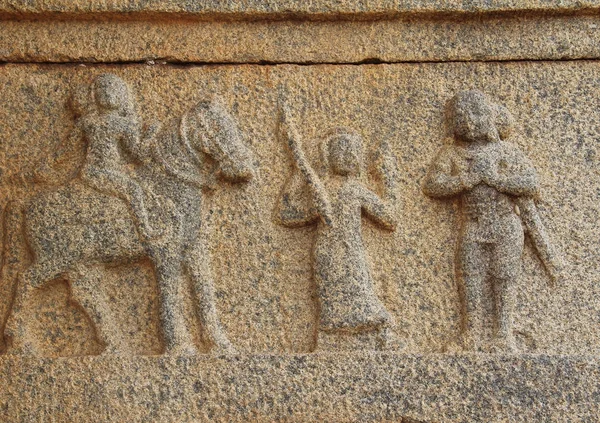 Hampi, karnataka, india - 20. Oktober 2017: steinerne Basreliefs an den Wänden rund um den Vittala-Tempel. — Stockfoto