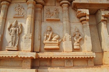 Taş bas-reliefs duvar Hampi, Karnataka, Hindistan Vittala tapınakta çevresinde.