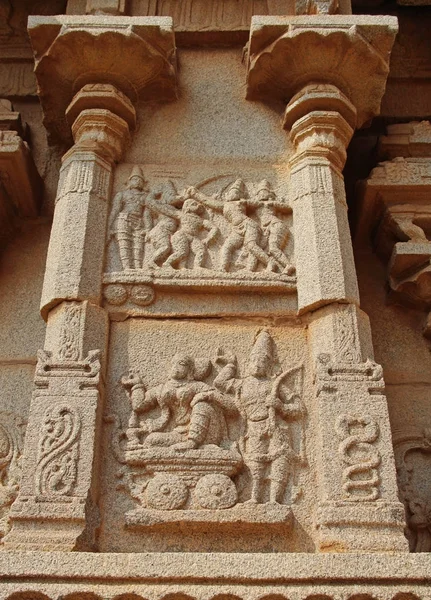 Basreliéfy kámen na stěnách kolem Vittala chrámu v Hampi, Karnataka, Indie. — Stock fotografie