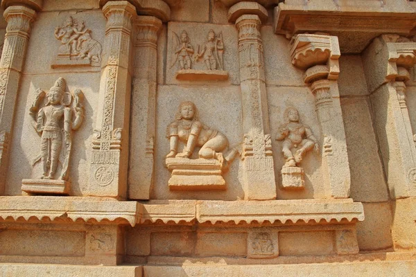 Płaskorzeźby kamień na ścianach wokół świątyni Vittala w Hampi, Karnataka, Indie. — Zdjęcie stockowe