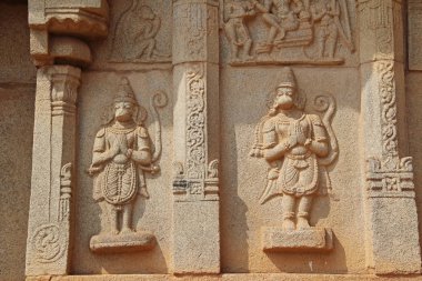 Hampi, Karnataka, Hindistan - 20 Ekim 2017: Taş bas-reliefs Vittala tapınağın çevresinde duvarlara.