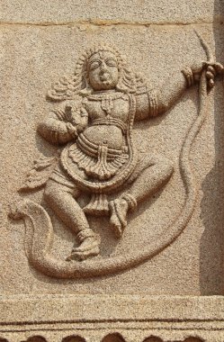 Hampi, Karnataka, Hindistan - 20 Ekim 2017: Taş bas-reliefs Vittala tapınağın çevresinde duvarlara.