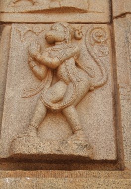 Hampi, Karnataka, Hindistan - 20 Ekim 2017: Taş bas-reliefs Vittala tapınağın çevresinde duvarlara.