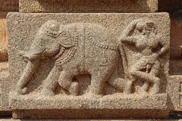 Hampi, Karnataka, Indie - 20 października 2017: Płaskorzeźby kamień na ścianach wokół świątyni Vittala. — Zdjęcie stockowe