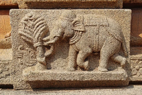 Hampi, Karnataka, India - 20 oktober 2017: Stone bas-reliëfs op de muren rond de Vittala-tempel. — Stockfoto