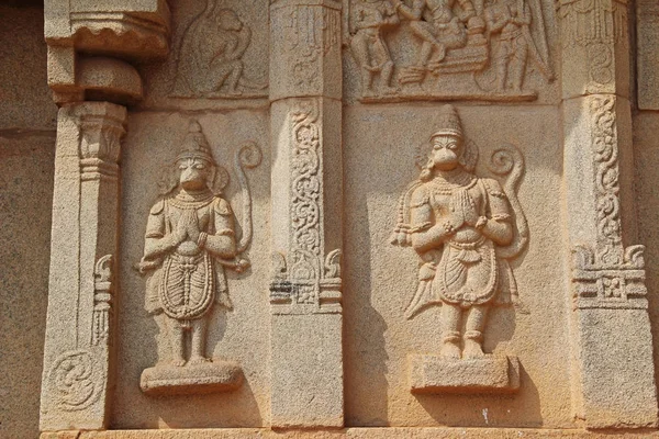 Hampi, Karnataka, Índia - 20 de outubro de 2017: Baixo-relevos de pedra nas paredes ao redor do Templo Vittala . — Fotografia de Stock
