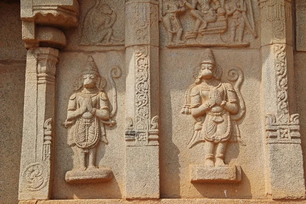Hampi, Karnataka, Hindistan - 20 Ekim 2017: Taş bas-reliefs Vittala tapınağın çevresinde duvarlara.