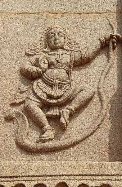 Hampi, Karnataka, Hindistan - 20 Ekim 2017: Taş bas-reliefs Vittala tapınağın çevresinde duvarlara.