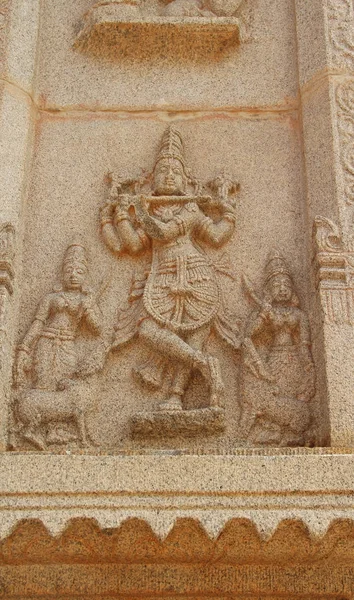 Hampi, Karnataka, India - 20 de octubre de 2017: Bajorrelieves de piedra en las paredes alrededor del Templo de Vittala . — Foto de Stock