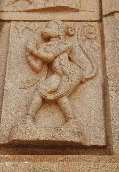 Hampi, Karnataka, India - 20 de octubre de 2017: Bajorrelieves de piedra en las paredes alrededor del Templo de Vittala . — Foto de Stock