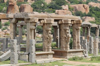 Taş Heykel ve Pushkaran için giriş sütunlar üzerinde bas-reliefs. Pushkarani Hampi, Karnataka, Hindistan Vitthala tapınakta giderken kutsal bir göldür.
