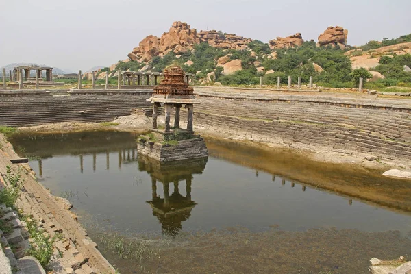 புஷ்கரணி (Pushkarani) என்பது இந்தியாவின் கர்நாடகாவின் ஹம்பியில் உள்ள வித்தலா கோயிலுக்கு செல்லும் வழியில் உள்ள ஒரு புனித ஏரி ஆகும். குளம் கோயிலின் சடங்கு மற்றும் செயல்பாட்டு அம்சங்களுக்கும் அதைச் சுற்றியுள்ள வாழ்க்கைக்கும் வழங்கப்பட்டது . — ஸ்டாக் புகைப்படம்