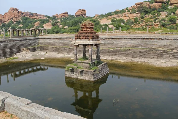 पुष्करणी भारत के हम्पी, कर्नाटक में विट्ठल मंदिर के रास्ते पर स्थित एक पवित्र झील है। तालाब मंदिर और उसके आसपास के जीवन के अनुष्ठान और कार्यात्मक पहलुओं के लिए सेवा की . — स्टॉक फ़ोटो, इमेज