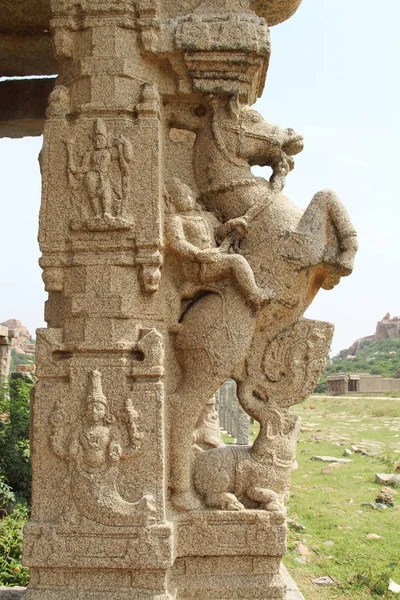 Esculturas de pedra e baixos-relevos em colunas na entrada de Pushkaran. Pushkarani é um lago sagrado a caminho do templo Vitthala em Hampi, Karnataka, Índia . — Fotografia de Stock
