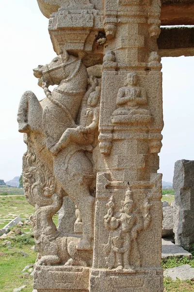 Sten skulpturer och reliefer på kolonner vid ingången till Pushkaran. Pushkarani är en helig sjö på vägen till Vitthala templet i Hampi, Karnataka, Indien. — Stockfoto