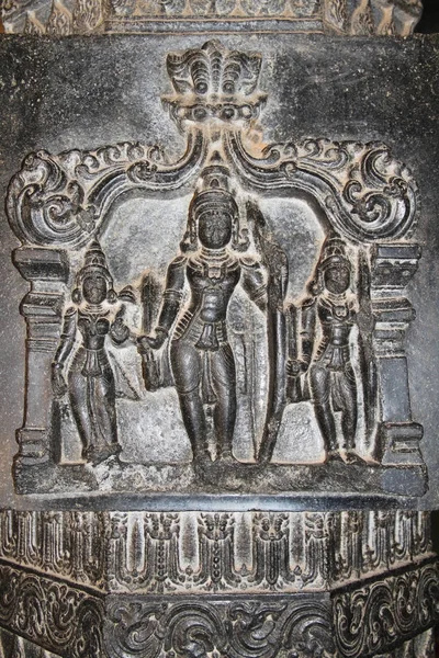 Hampi, Karnataka, Indien - 20 oktober 2017: Reliefer på basalt kolumner av Vittala templet. — Stockfoto