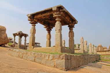 Bir antik tapınak karmaşık Hemakuta Hill'de Hampi, Karnataka, Hindistan.