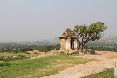 Bir antik tapınak karmaşık Hemakuta Hill'de Hampi, Karnataka, Hindistan.