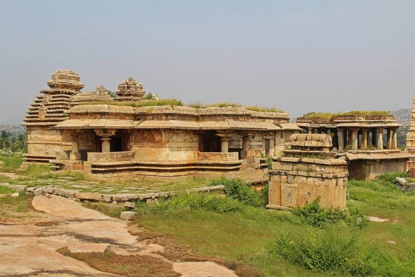 Een oude tempel complex Hemakuta heuvel in Hampi, Karnataka, India. — Stockfoto