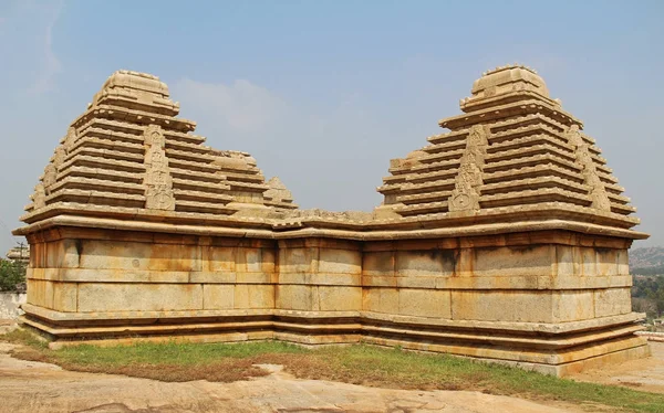 Starověký chrám komplexní Hemakuta hill v Hampi, Karnataka, Indie. — Stock fotografie