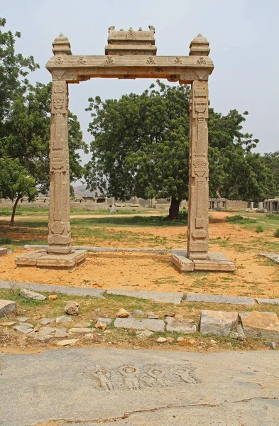Stone basreliéfy před Kings rovnováhu v Hampi, Karnataka, Indie. — Stock fotografie