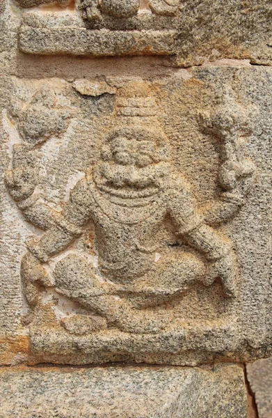 Steinerne Basreliefs an den Wänden des Achyuta Rayas Tempels über die Straße der Kurtisanen - sule Basar in Hampi, Karnataka, Indien. — Stockfoto