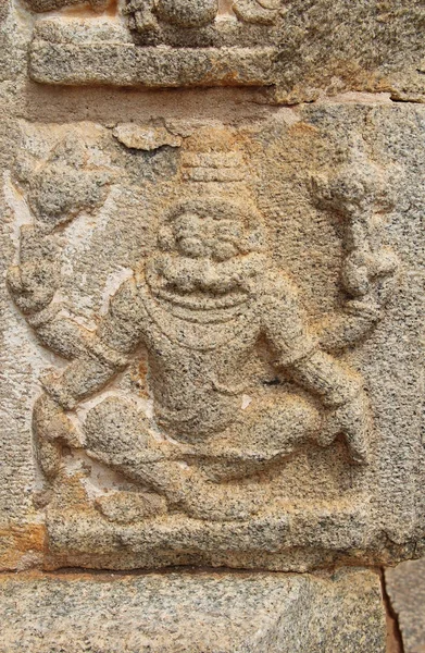 Baixo-relevos de pedra nas paredes do Templo Achyuta Rayas sobre Courtesan 's Street - Sule Bazaar em Hampi, Karnataka, Índia . — Fotografia de Stock