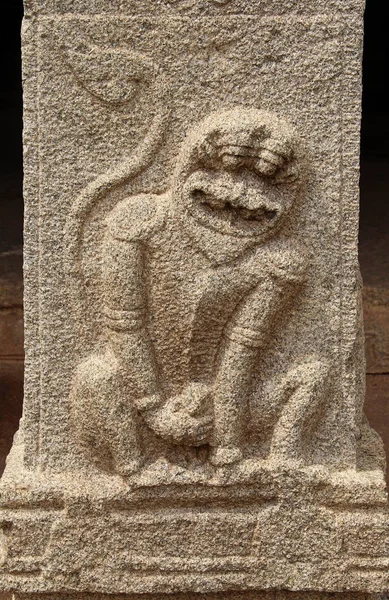 Bajorrelieves de piedra en las paredes del templo de Achyuta Rayas sobre la calle Courtesan - Sule Bazaar en Hampi, Karnataka, India . — Foto de Stock