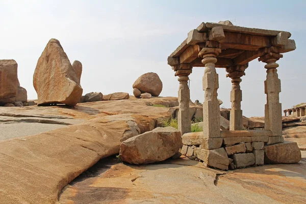 Een oude tempel complex Hemakuta heuvel in Hampi, Karnataka, India. — Stockfoto