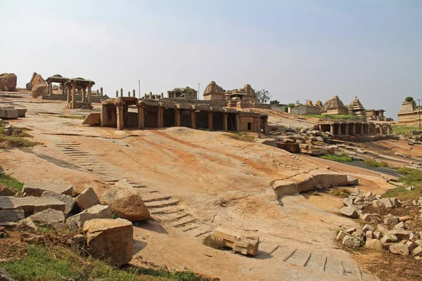 Egy ősi templom komplex Hemakuta hill Hampi, Karnataka, India. — Stock Fotó