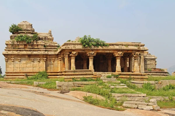 Starověký chrám komplexní Hemakuta hill v Hampi, Karnataka, Indie. — Stock fotografie