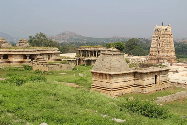 Um complexo antigo templo Hemakuta colina em Hampi, Karnataka, Índia . — Fotografia de Stock
